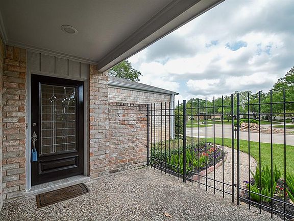 2nd image of 2 Bendwood Dr