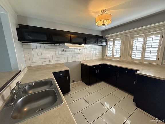 5th image of 1305 W Villa St