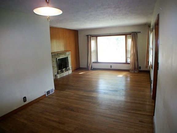 3rd image of 203 S Washington St