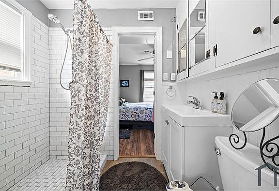 3rd image of 609 Sealy St #2