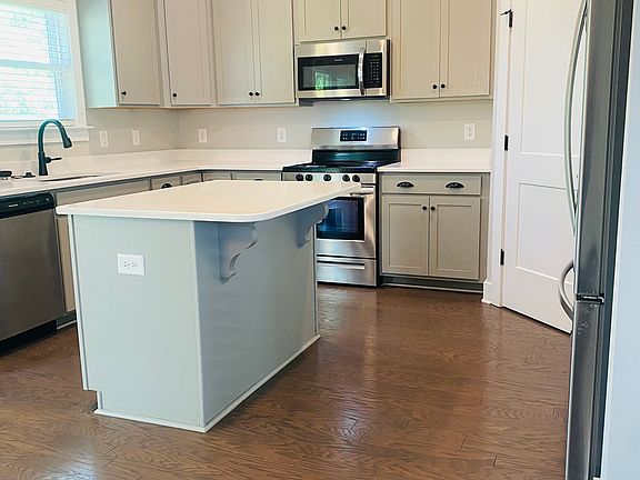 beautiful spacious kitchen w/lg walk in pantry