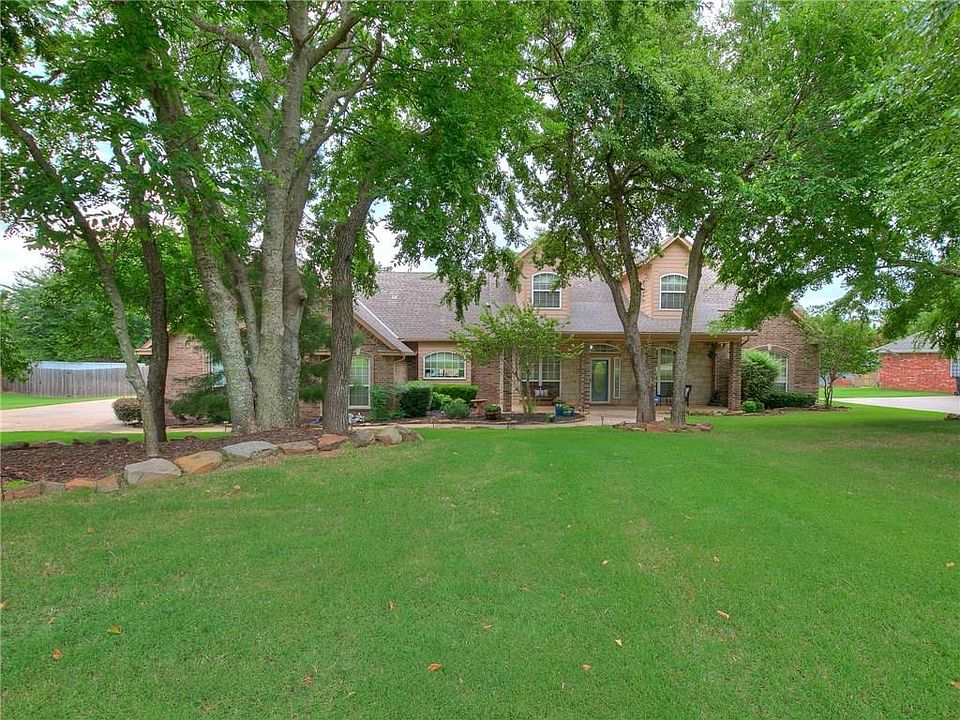 1st image of 200 N Wyndemere Lakes Dr