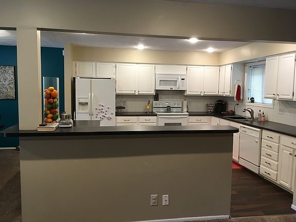 4th image of 936 S 119th Ct
