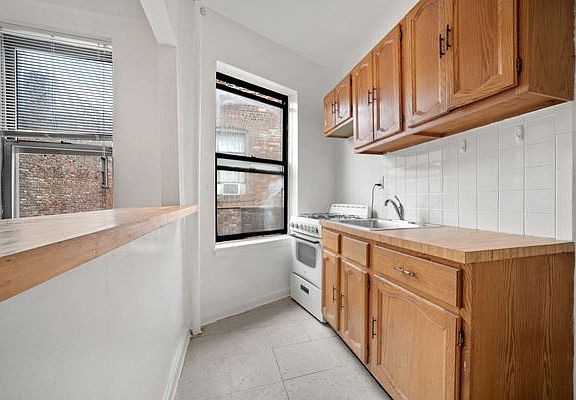 3rd image of 203 W 103rd St APT 6A