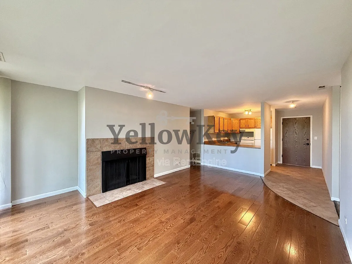 Building Photo - 5820 Oakwood Dr #2H