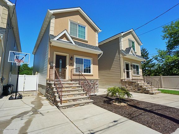 3rd image of 39 Leyden Ave