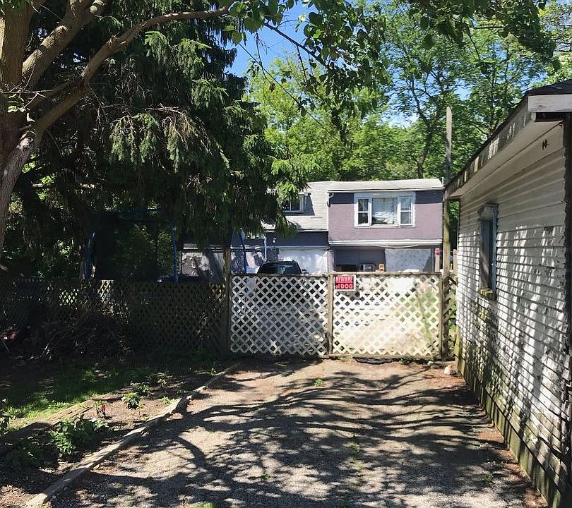 2nd image of 929 Deerfield Rd