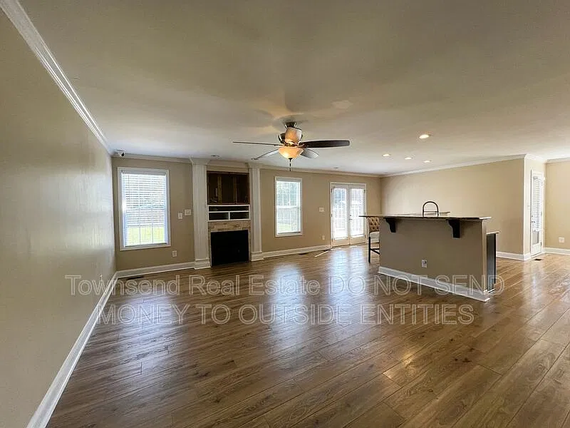 4 bed, 3.0 bath, 2400 sqft, $2,245 — Photo 3