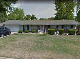 800 Delhurst Dr, Ballwin, MO 63021