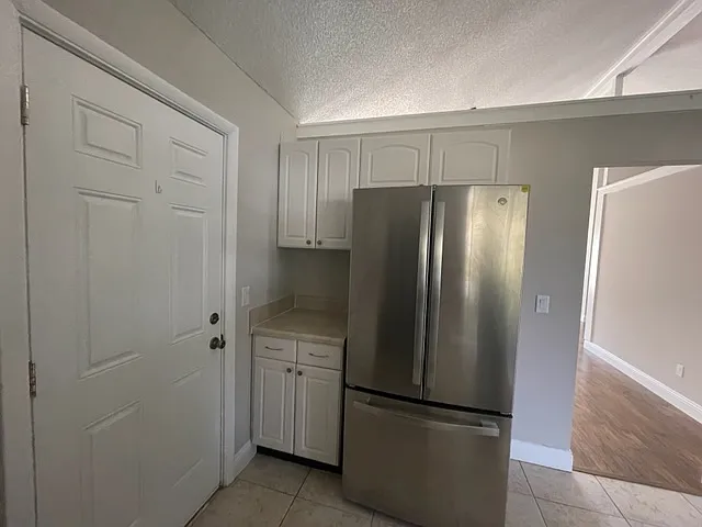 Spacious 3BR/2BA Deltona Rental with Screened Patio & Large Backyard — Photo 3