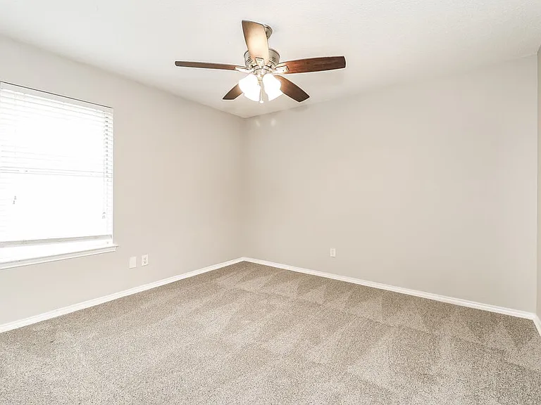 900 Vicksburg Ln — Photo 14