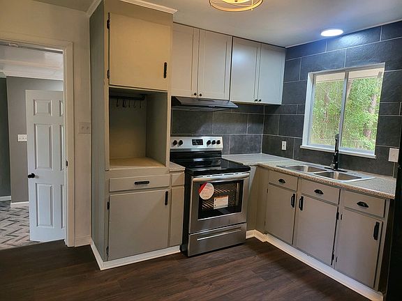 4th image of 421 University Dr