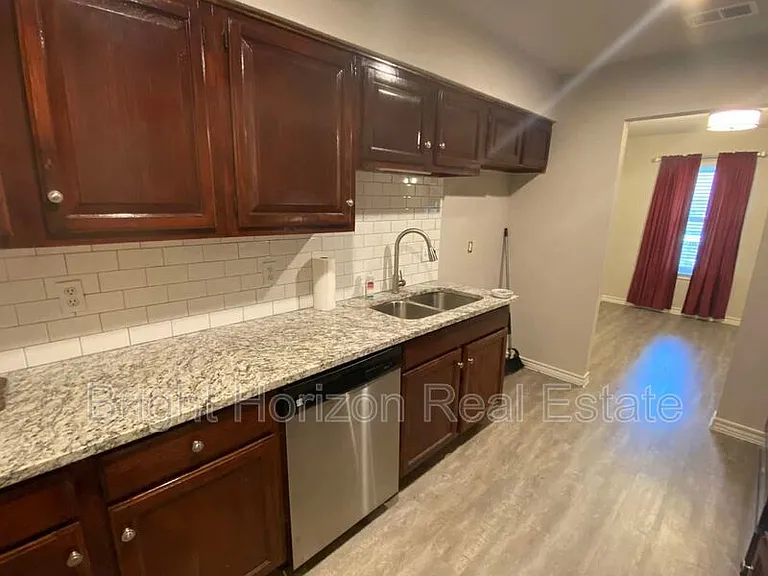 1017 Mullins St — Photo 13