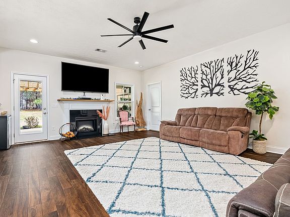 3rd image of 32 Pine Grove Ln