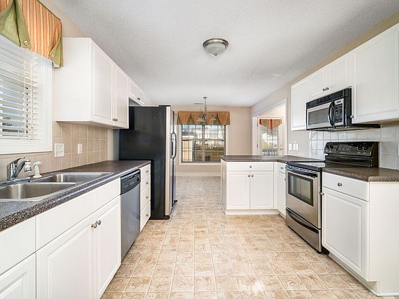 4th image of 2482 Surry Ln