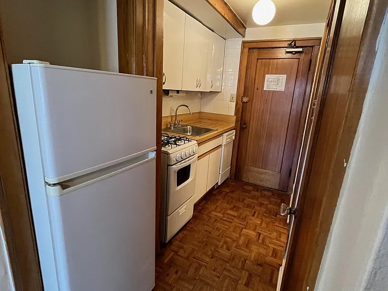2738 N Pine Grove Ave — Photo 16