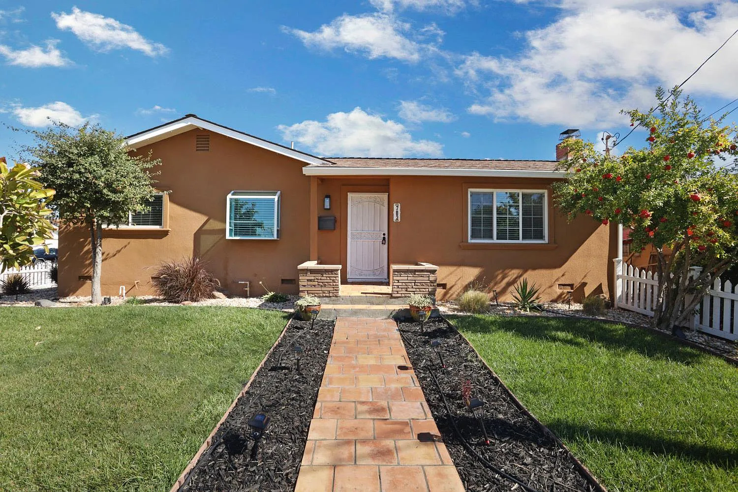 783 Falcon Way photo 1