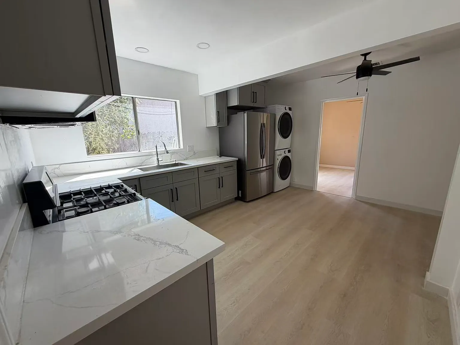 3 bed, 976 sqft, $3,300 — Photo 2