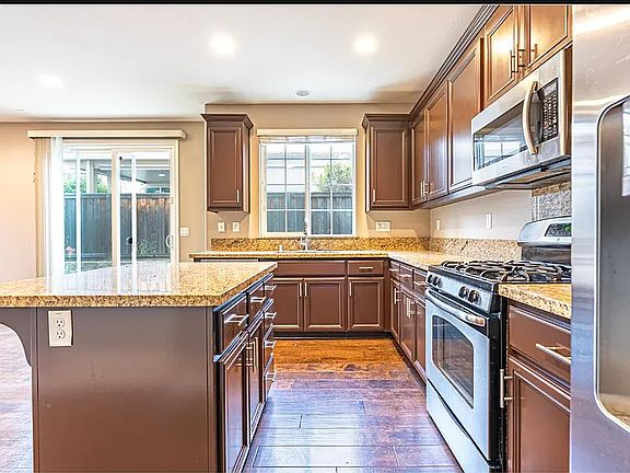 5th image of 275 Barnhill Dr