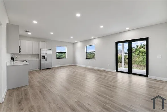 727 Cane St E — Photo 5