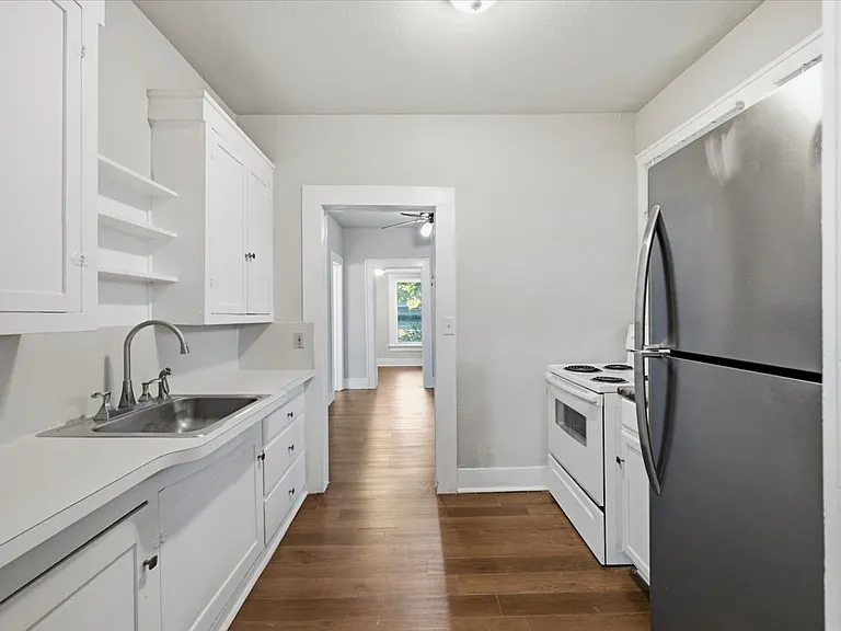 711 Brown St #A — Photo 8