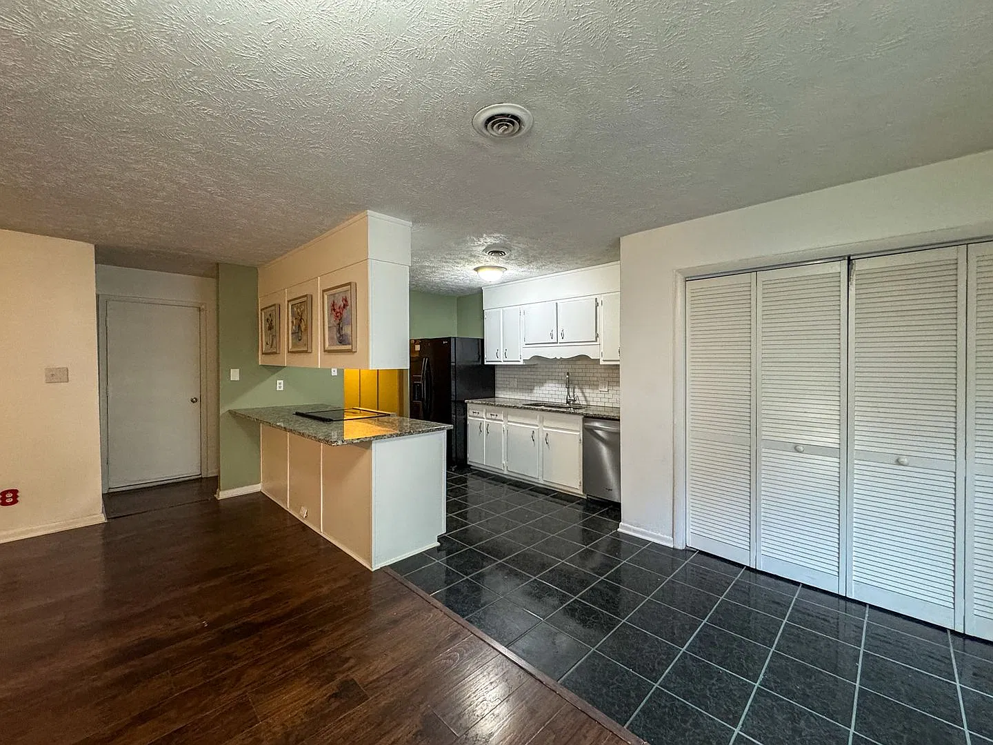 Spacious 3 Bed 2 Bath Ranch with Fenced Yard — Photo 3