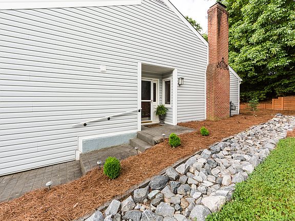 3rd image of 1604 Hollow Dr