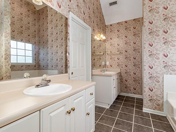 5th image of 600 Surrey Ln