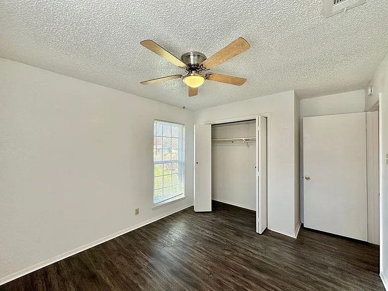 1501 Farhills Dr — Photo 28