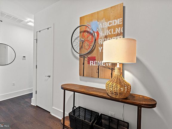 4th image of 515 N Washington St #201