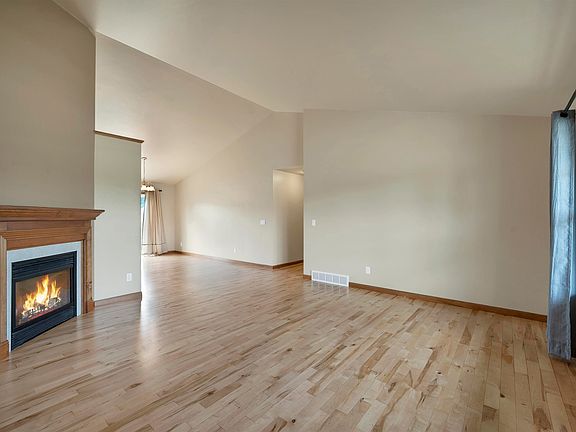 3rd image of 2352 Oak Ridge Cir
