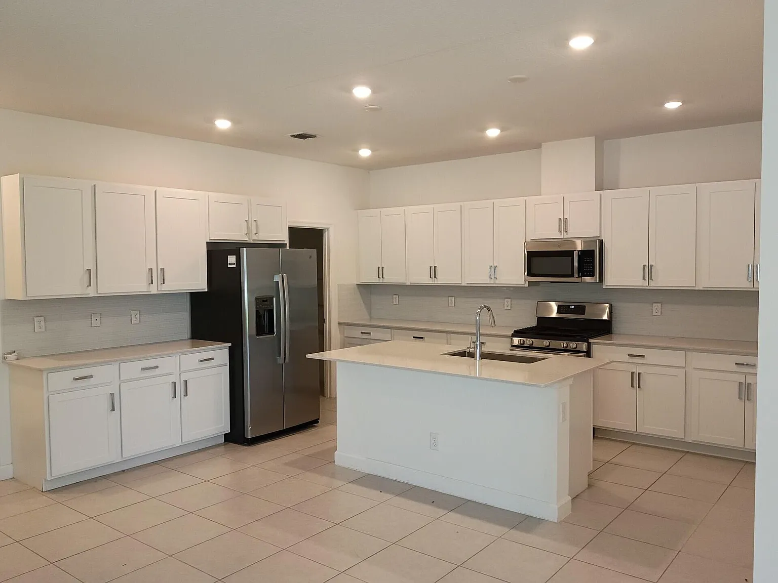 3 bed, 2.0 bath, 1954 sqft, $3,300 — Photo 3