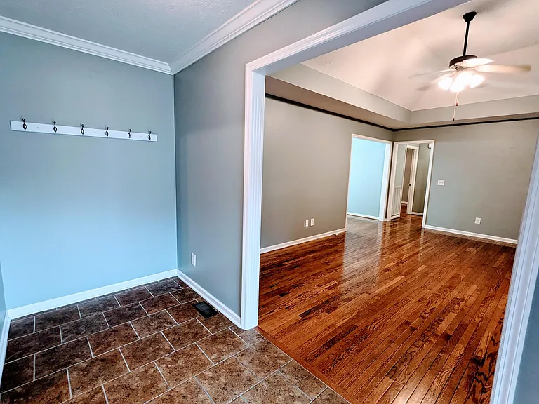 506 Johnstown Dr — Photo 2