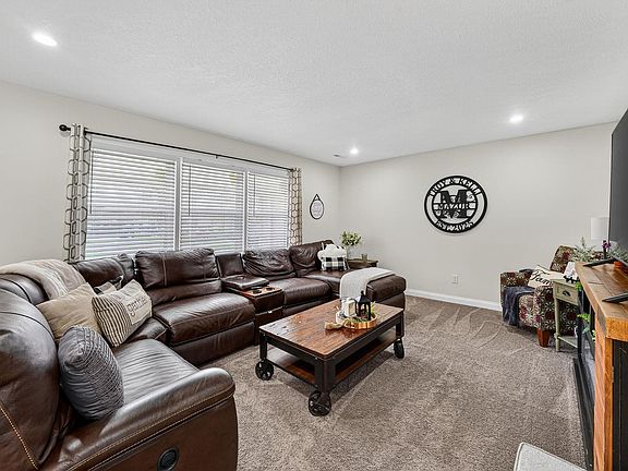 3rd image of 20911 Roycroft Dr