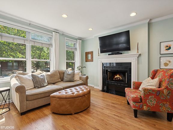 3rd image of 1102 N Marshfield Ave #1E