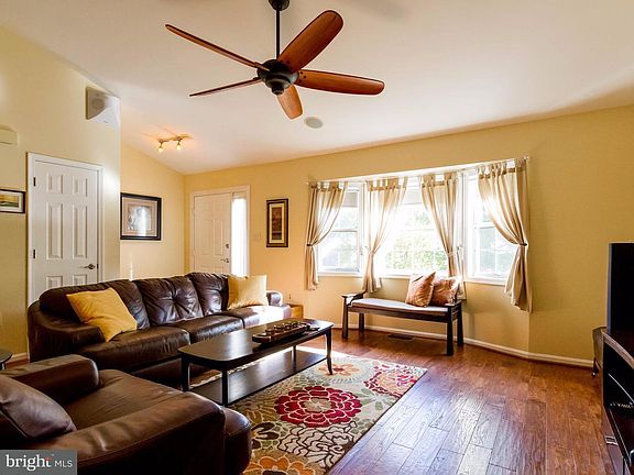 5th image of 7 Darbywood Ct