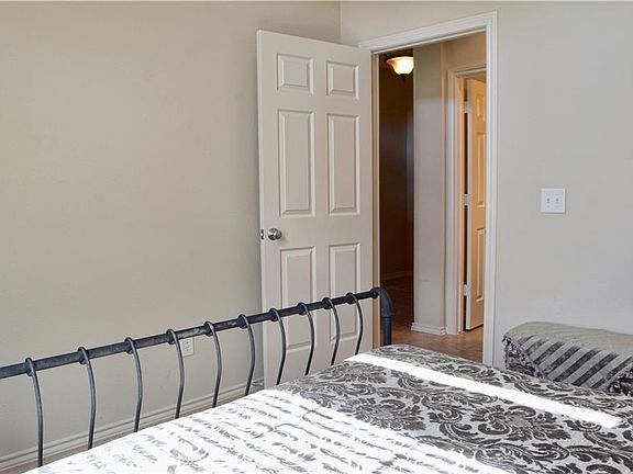 4th image of 2412 Warwick Cir