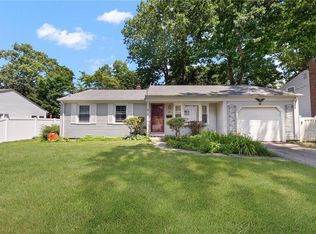 22 Stoneham Dr, Riverside, RI 02915