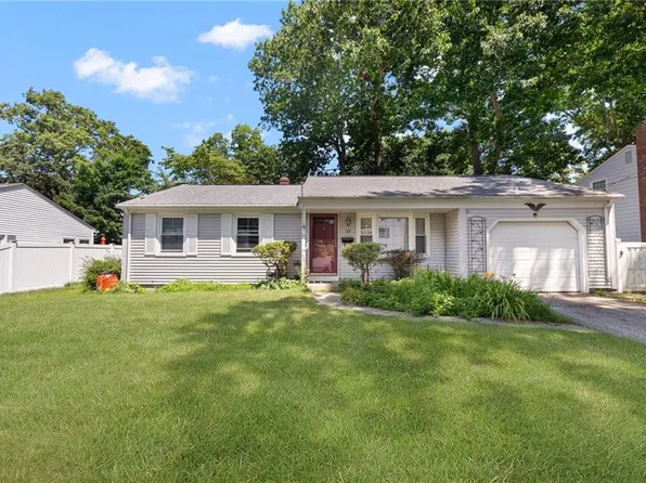 22 Stoneham Dr, Riverside, RI 02915