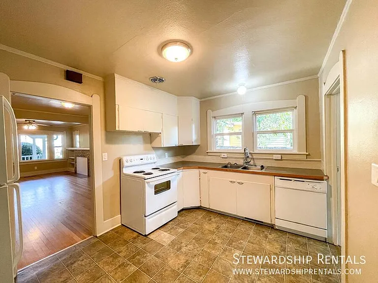 1745 Olive St — Photo 6