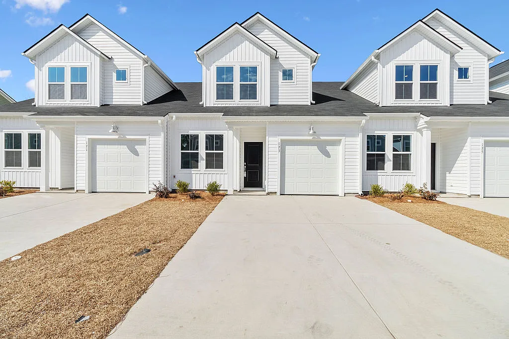 3 bed, 1437 sqft, $2,050 — Photo 1