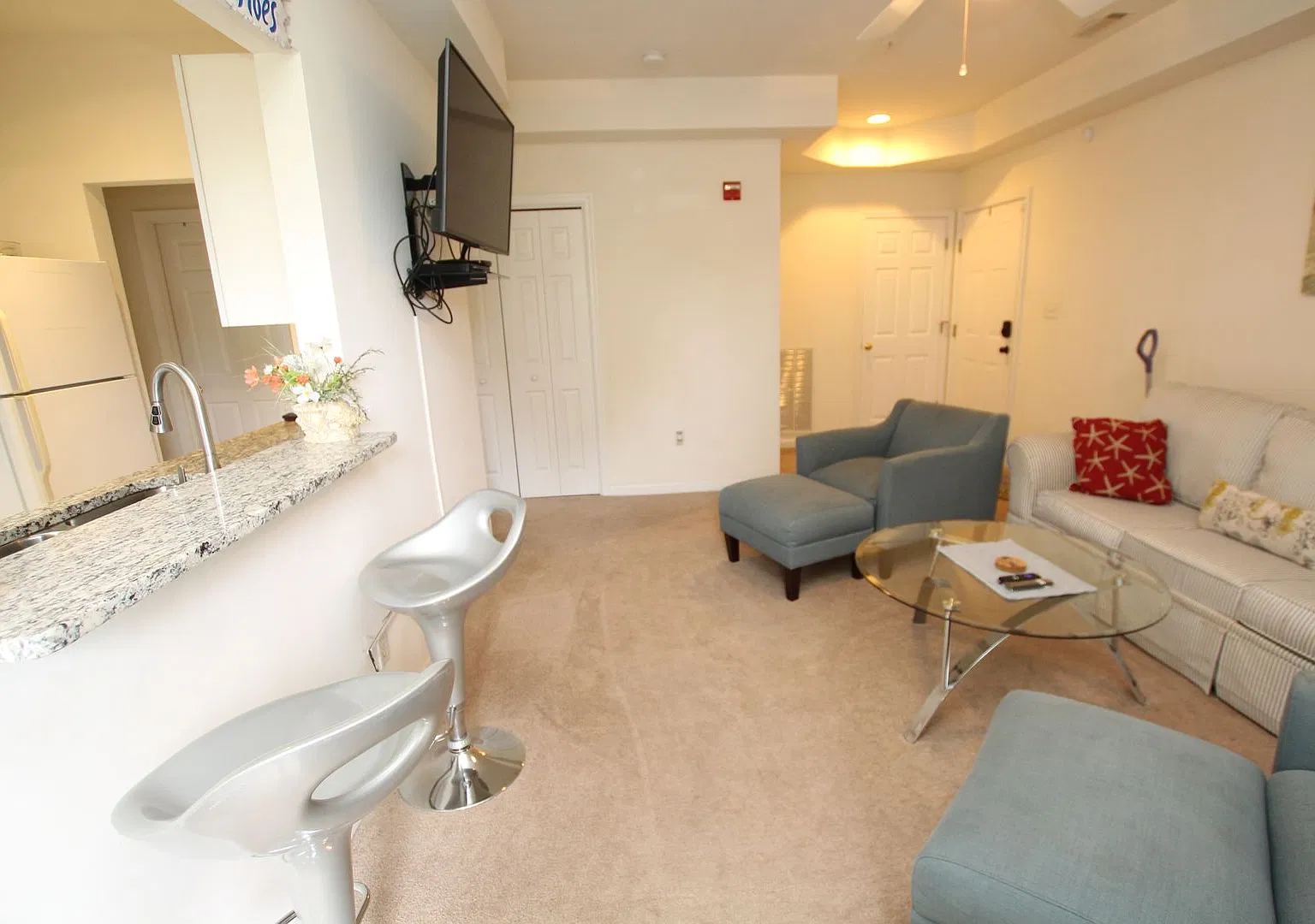 Fully furnished apartment located on RT 1, community pool and close to area beaches! — Photo 2