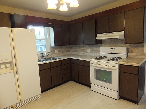 3rd image of 936 Russell Pl