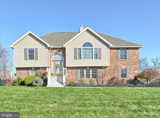 931 Lindia Dr, Chambersburg, PA 17202