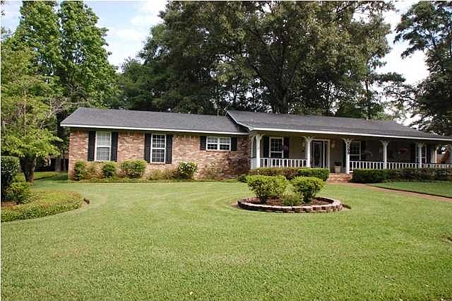 Front: beautiful lawn/porch