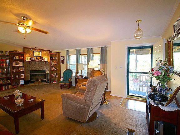 Living Room/Entry