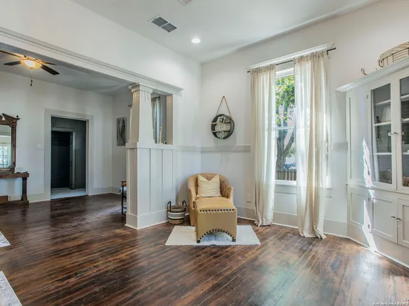 116 W Weinert, Seguin, TX 78155