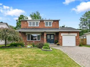 6268 Steamer Ln, Ottawa, ON K1C1C9