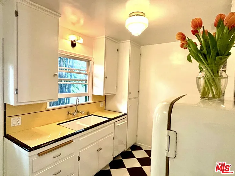 1325 Washington Ave #B — Photo 1
