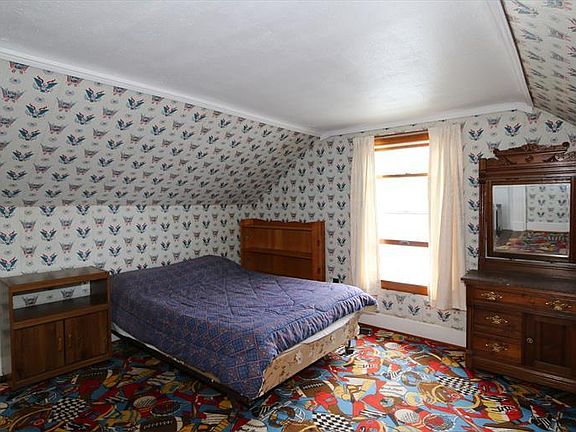 5th image of 429 Wood St